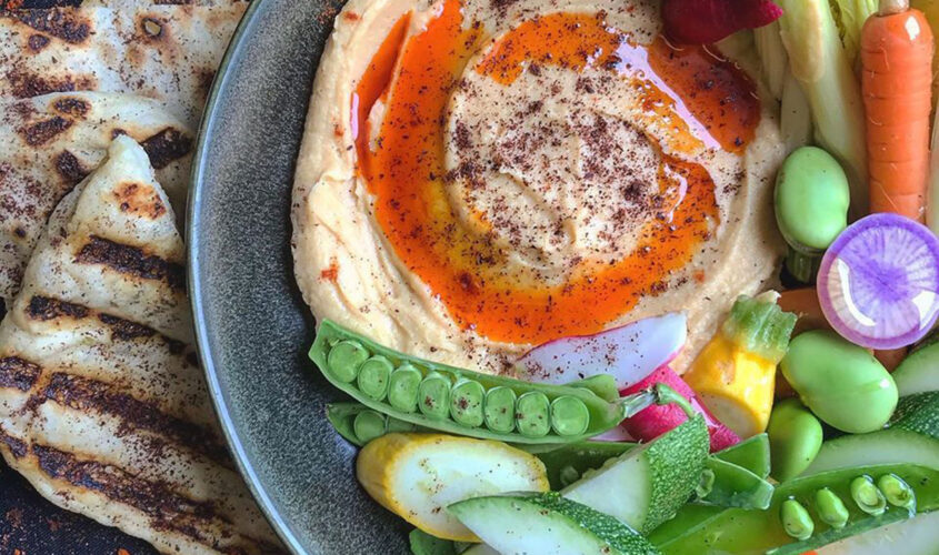 NINE-TEN Creamy Hummus, Raw Veggies & Grilled Flatbread