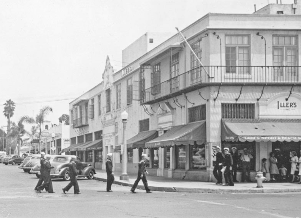 Strolling packs of sailors and soldiers in 1940s